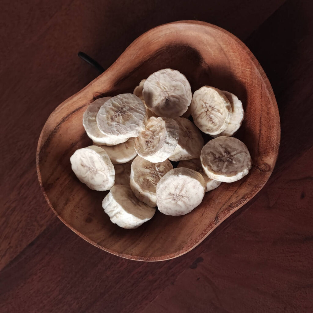 pokrojone liofilizowane banany w misce na stole