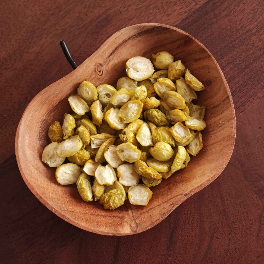 pokrojone liofilizowane białe winogrona w misce na stole