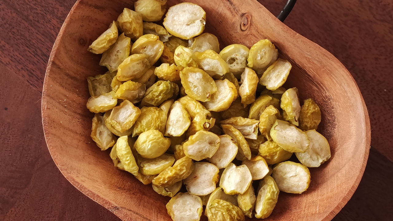 liodzynki czyli liofilizowane pokrojone białe winogrona w misce na stole