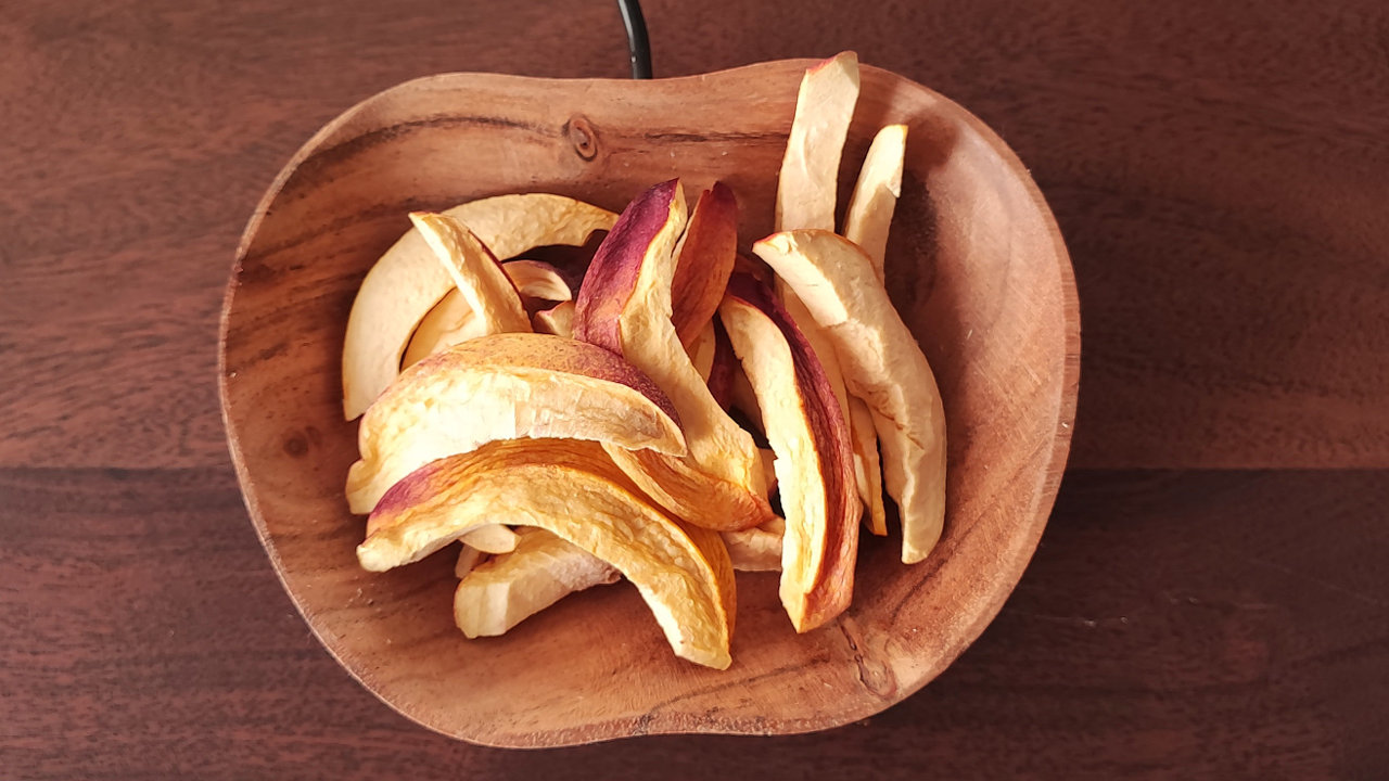 liofilizowane pokrojone nektarynki w misce na stole