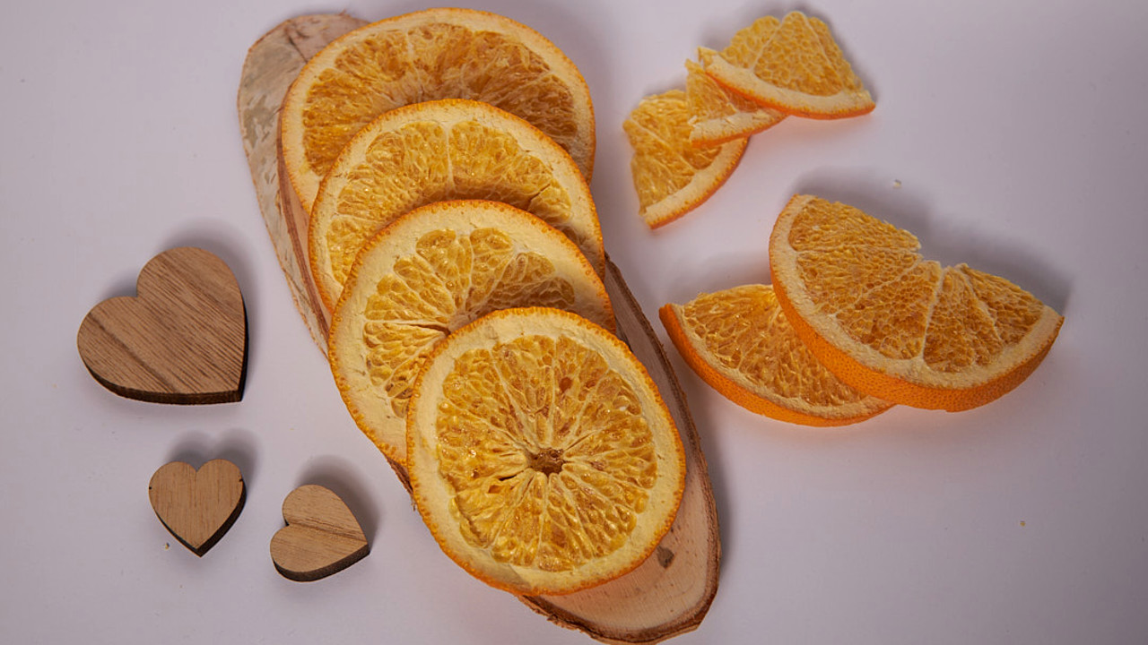 liofilizowane plastry pomarańczy ułożone w artystyczny sposób