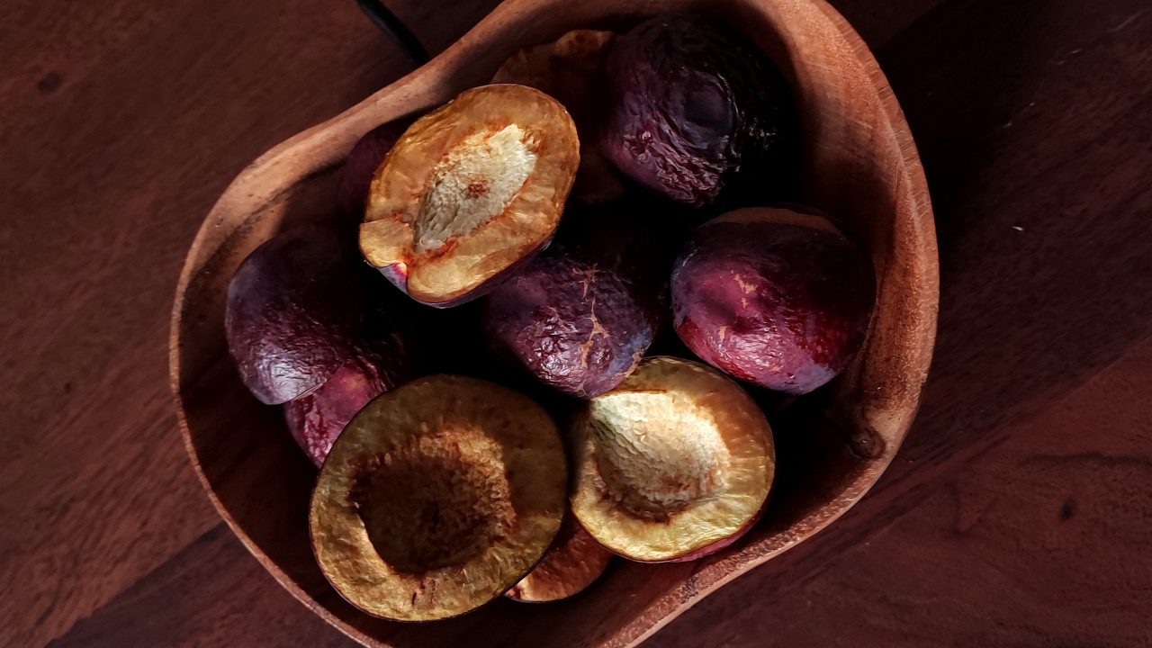 liofilizowana pokrojona śliwka w misce na stole