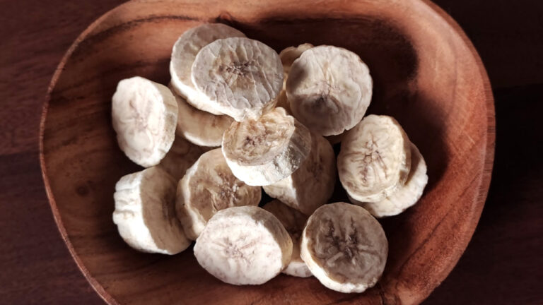 liofilizowane pokrojone banany w misce na stole