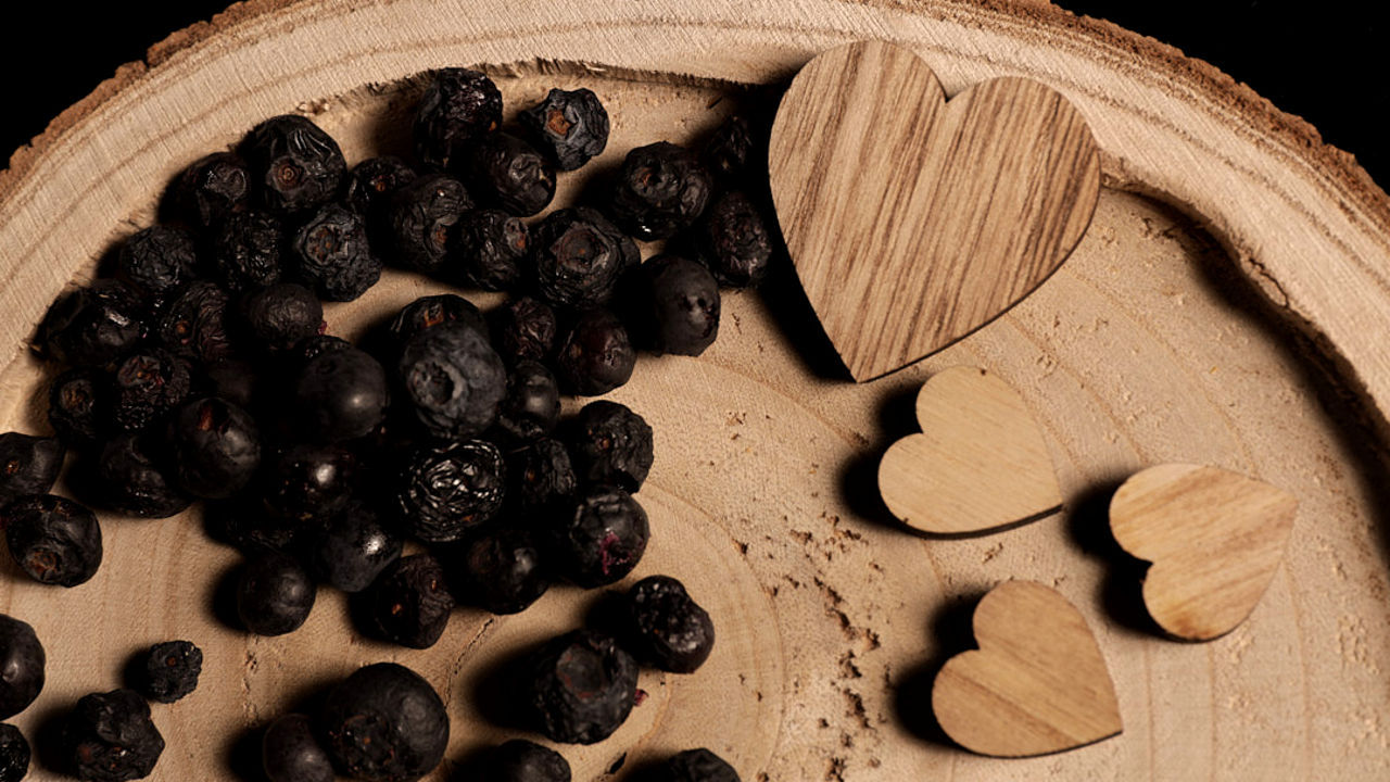 liofilizowane borówki ułożone w artystyczny sposób