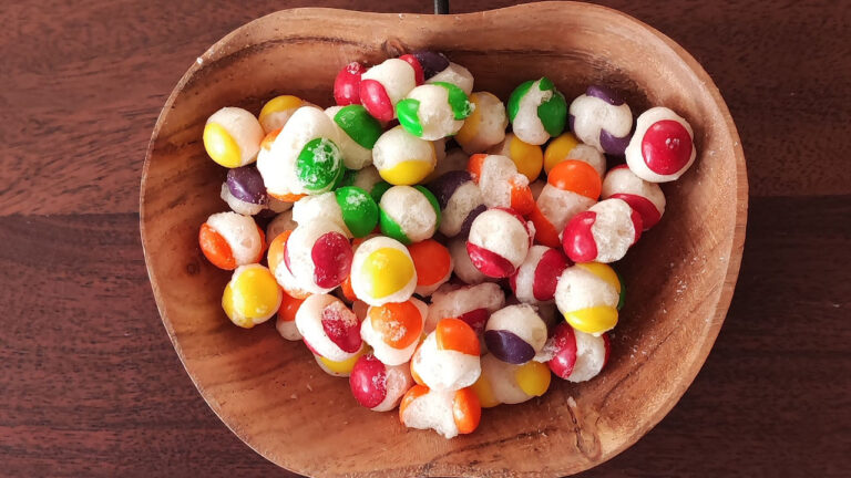 liofilizowane skittles w misce na stole
