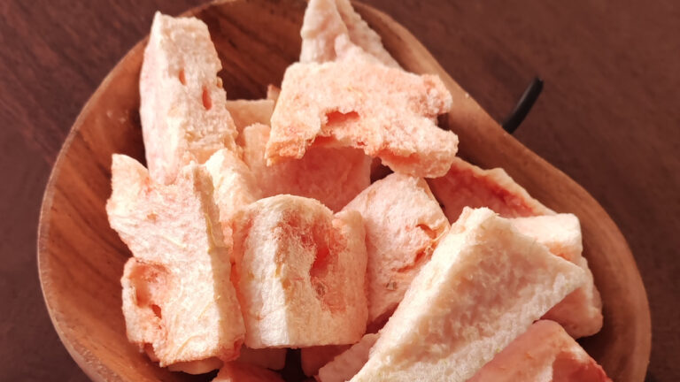 liofilizowany arbuz pokrojony w misce na stole