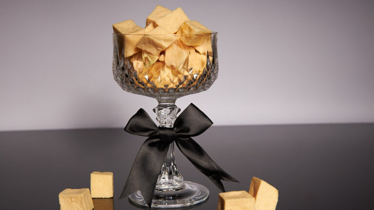 liofilizowany melon pokrojony w kostki ułożony w artystyczny sposób