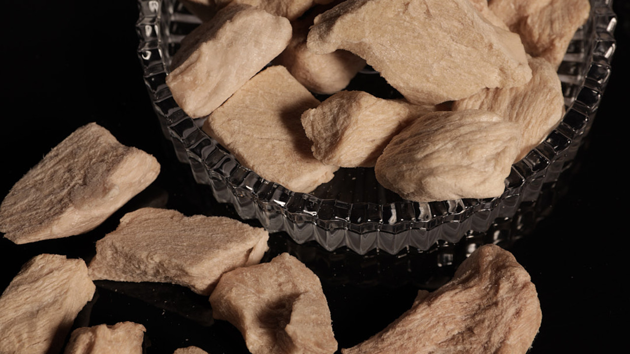 liofilizowany pokrojony schab w misce i na stole