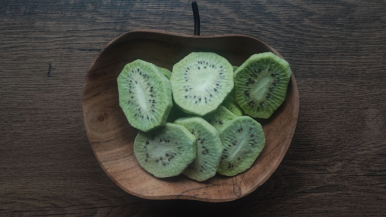 liofilizowane plastry kiwi w misce na stole