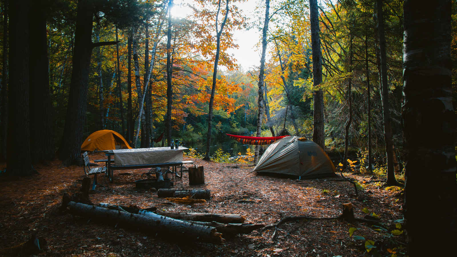 Camping z namiotem i stolikiem podczas letniego wyjazdu